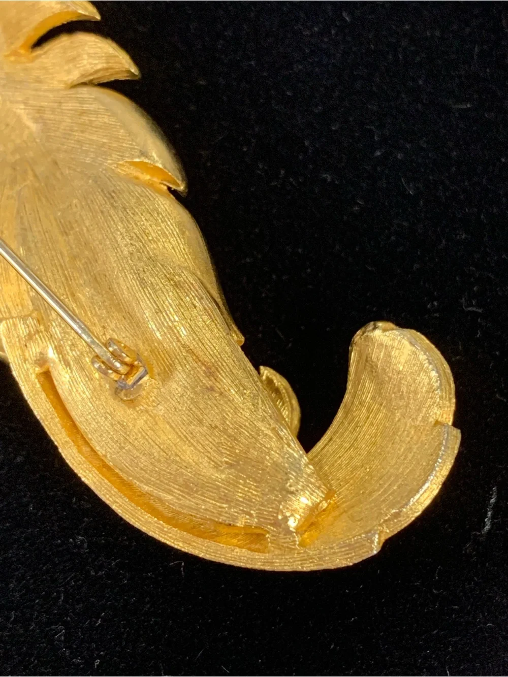 Vintage Marvella Gold Tone Curled Leaf Brooch